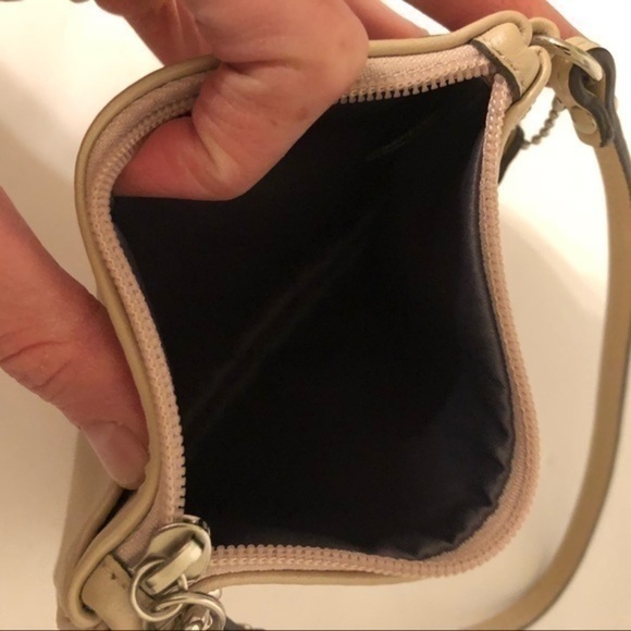 👛 COACH 👛 pearl leather wristlet